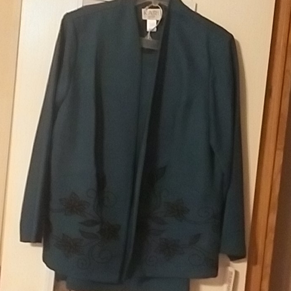 Skirt suit